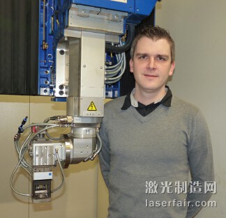 BAM德國聯(lián)邦材料研究和測量研究所（德國柏林）研究員 Marcel Bachmann與激光焊接機的合影。