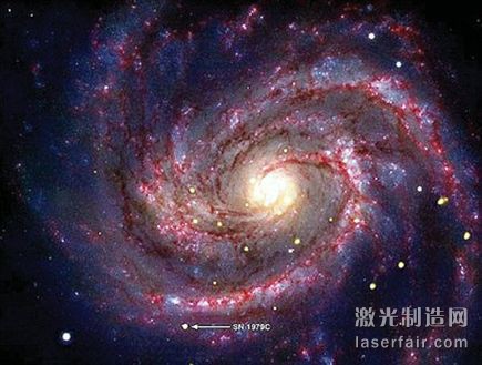 地球附近一個(gè)年僅30歲的黑洞被錢德拉X射線望遠(yuǎn)鏡發(fā)現(xiàn)。這個(gè)黑洞是距離地球約5000萬(wàn)光年的M100星系中超新星“SN1979C”的余燼，正在吞噬這顆超新星和伴星落下的物質(zhì)。