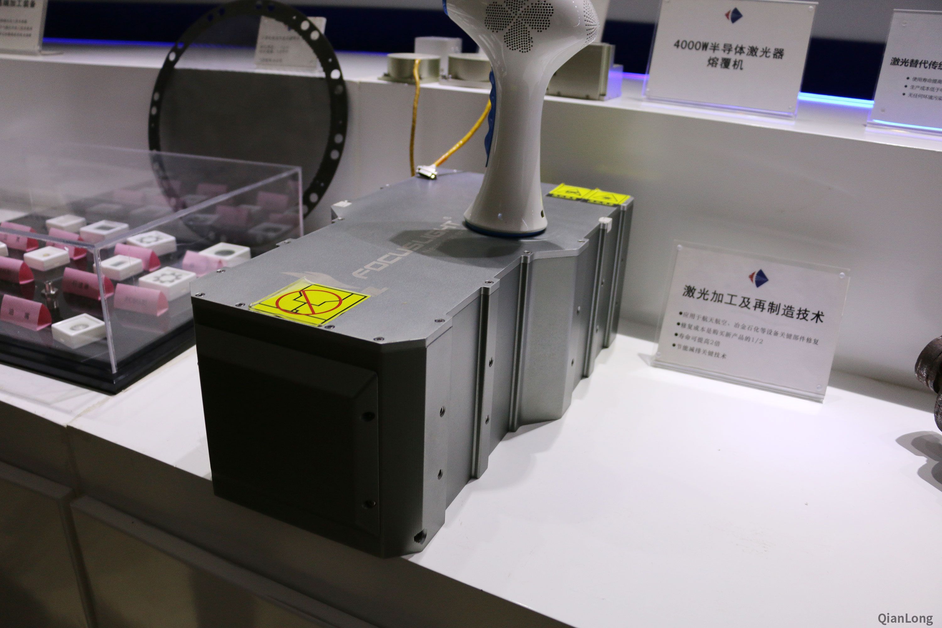 08.在西安光電所科技成果展示中心內(nèi)展出的激光熔覆設(shè)備，即4000w半導(dǎo)體激光熔覆機(jī)。（千龍網(wǎng)軍事頻道記者 馬群 攝）
