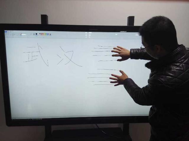 厲害!全球八成以上大觸摸屏都是武漢這家企業(yè)的設備加工的