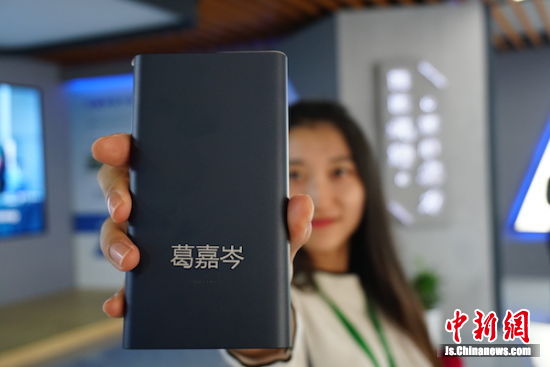 激光打印機將人名打印在了充電寶上，個性十足。