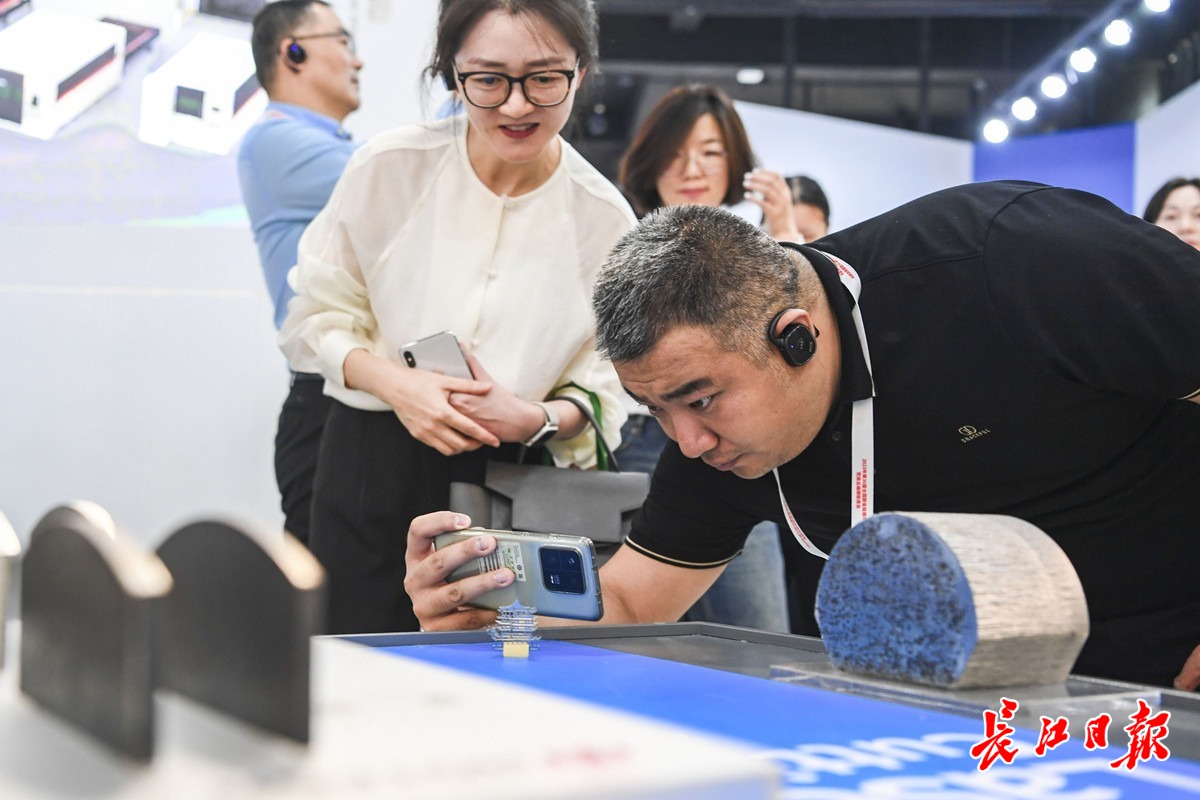 “總編輯看光谷”采訪調(diào)研活動(dòng)走進(jìn)華工科技。長(zhǎng)江日?qǐng)?bào)記者高勇 攝