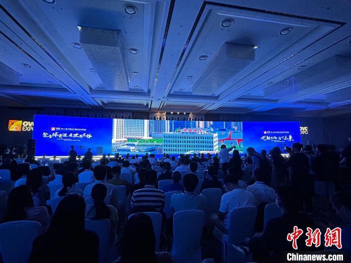 圖為光博會開幕式現(xiàn)場?！⊥鯄翩?攝