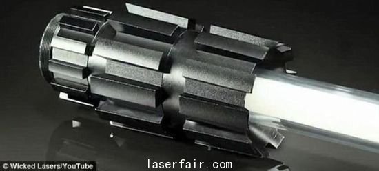 這款激光劍價格不菲，高達(dá)400美元，其中劍柄100美元，Spyder 3激光器300美元