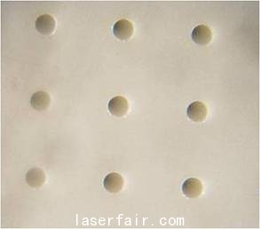 利用ps-Laser 1064 nm， 50 W進行陶瓷鉆孔