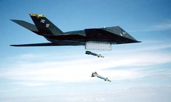 資料圖：F-117投下兩枚激光制導(dǎo)炸彈。