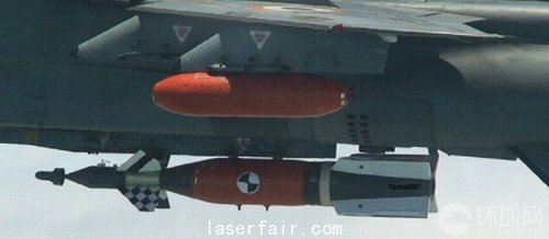 正在印度空軍美洲虎戰(zhàn)斗機(jī)上進(jìn)行投放試驗(yàn)的Sudarshan精確制導(dǎo)炸彈。