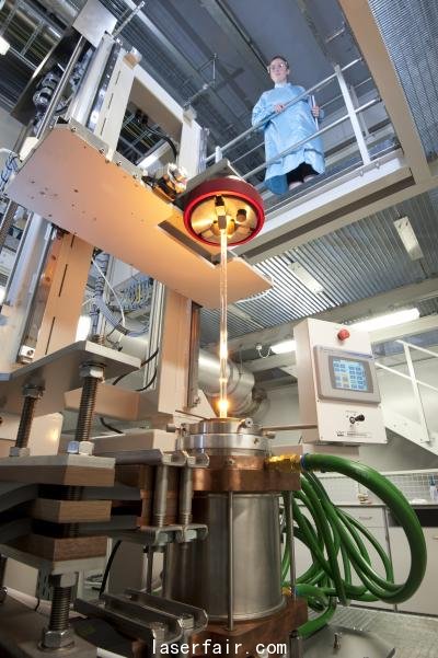 科學(xué)家利用這種新型的激光，可以研制在數(shù)厘米距離上，能把粒子的能量提升至很高水平的緊湊加速器。