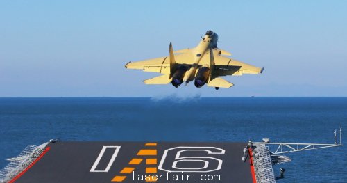 殲-15戰(zhàn)機(jī)自遼寧艦甲板滑躍起飛，相信未來國產(chǎn)航母將采用彈射器