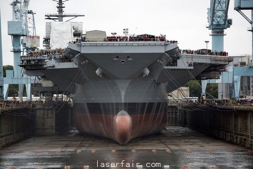 資料圖：美國海軍“福特”號航母在船塢放水。