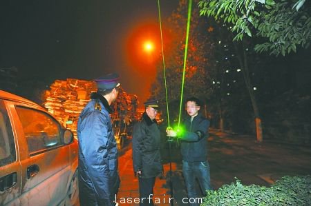 1月10日晚，經過沙區(qū)市政行政執(zhí)法支隊3位隊員的勸解，賣激光手電筒的攤主離開。