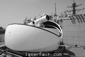 2012年7月30日，美國“杜威號”導彈驅(qū)逐艦上臨時安裝的激光武器系統(tǒng)