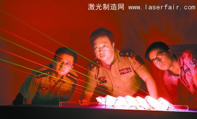 科研人員正在試驗(yàn)全內(nèi)腔氦氖綠光激光器。 何書(shū)遠(yuǎn) 攝