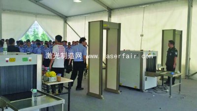 實訓(xùn)安檢大棚里，五十多個安檢經(jīng)理正在接受培訓(xùn)。 邢媛媛 攝