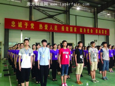 帥小伙將擔(dān)任禮儀先生。宋嶠 攝