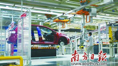 一汽大眾佛山工廠在某些鋼板連接處應(yīng)用拉鏈?zhǔn)降募す夂附庸に?，融合后儼然是一整塊鋼板。盧奕誠
