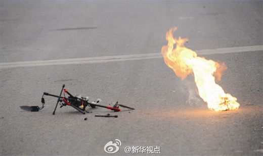 “低空衛(wèi)士”演示中燒毀的小型飛行器。
