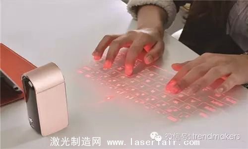 移動辦公領(lǐng)域，手機和平板以其極佳的便攜性正在逐步取代笨重的PC，然而在某些人眼中，觸控的輸入方式依舊沒有傳統(tǒng)鍵盤用得舒服，因此采用鐳射激光的鍵盤就很有存在的必要啦！